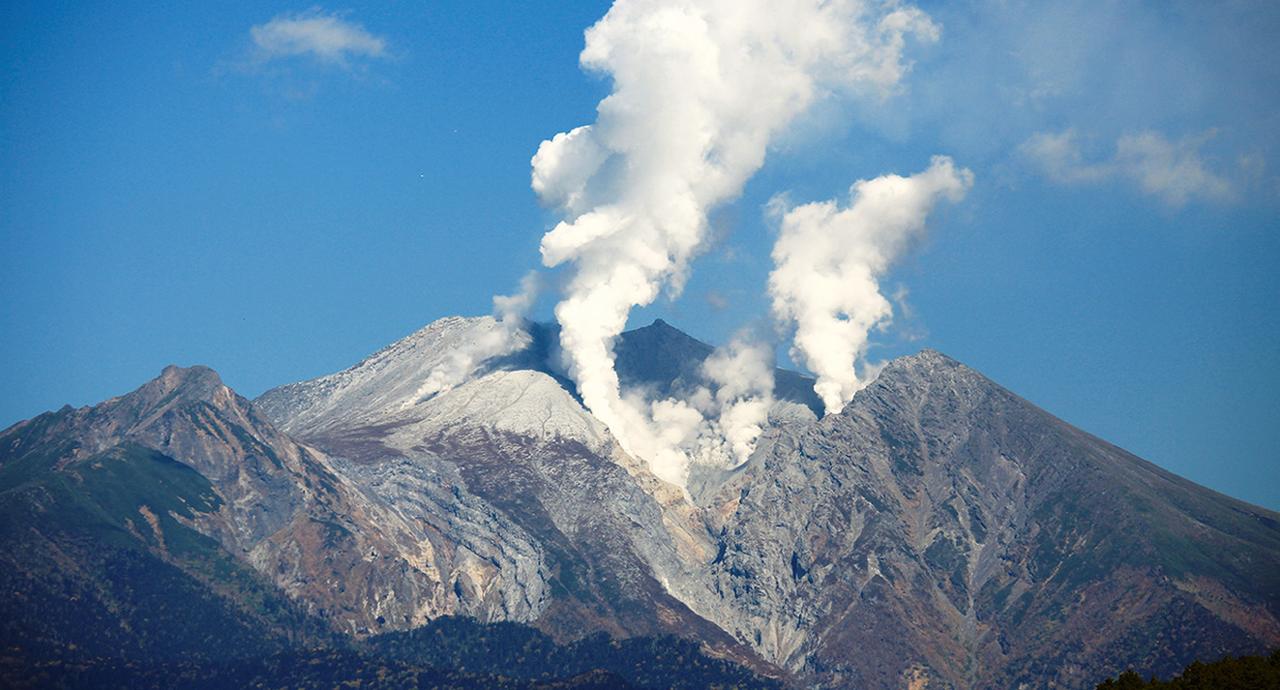 画像: 2014年9月、長野県と岐阜県の境にある御嶽山が突如噴火。死者・行方不明者が63人に上る戦後最悪の火山災害が発生　写真提供／Alpsdake