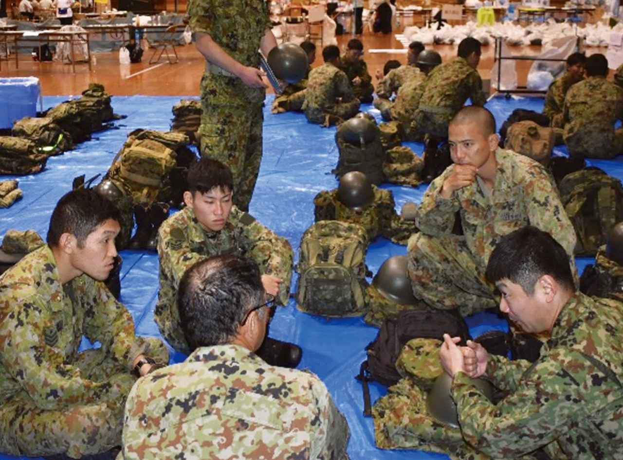 画像: 災害派遣に出動した隊員も、1日の終わりに解除ミーティングを実施。情報を共有することにより、自分たちでストレスの蓄積を予防する