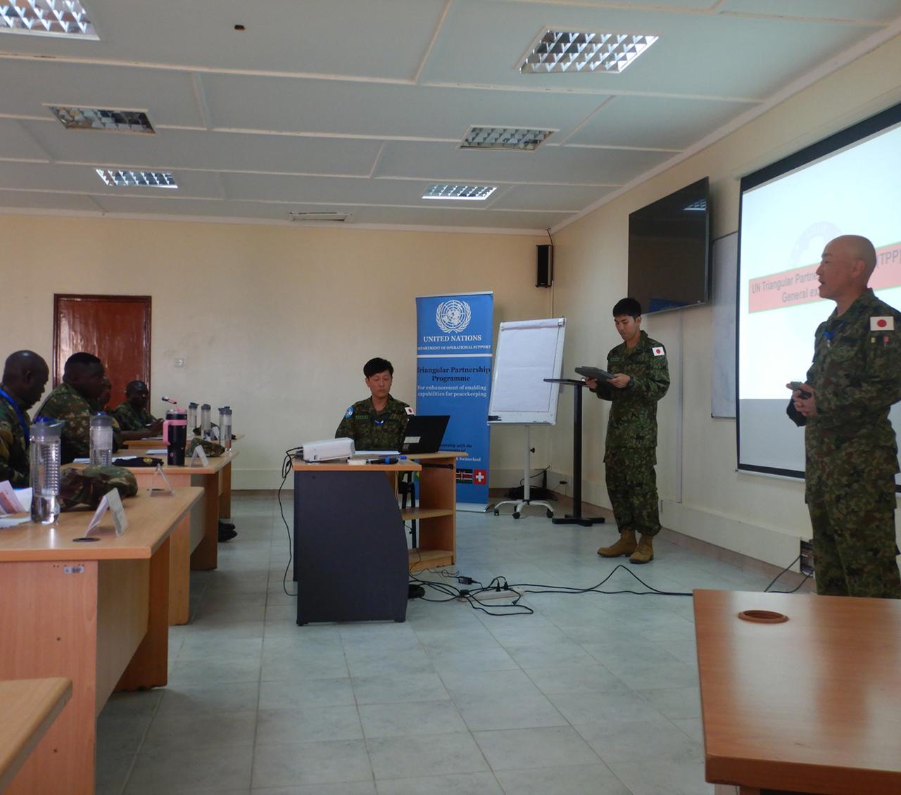 画像: 2025年にケニアで行われた工兵隊員に対するTPPで、自衛官は座学も担当。工程管理などの重要点を惜しみなく伝える