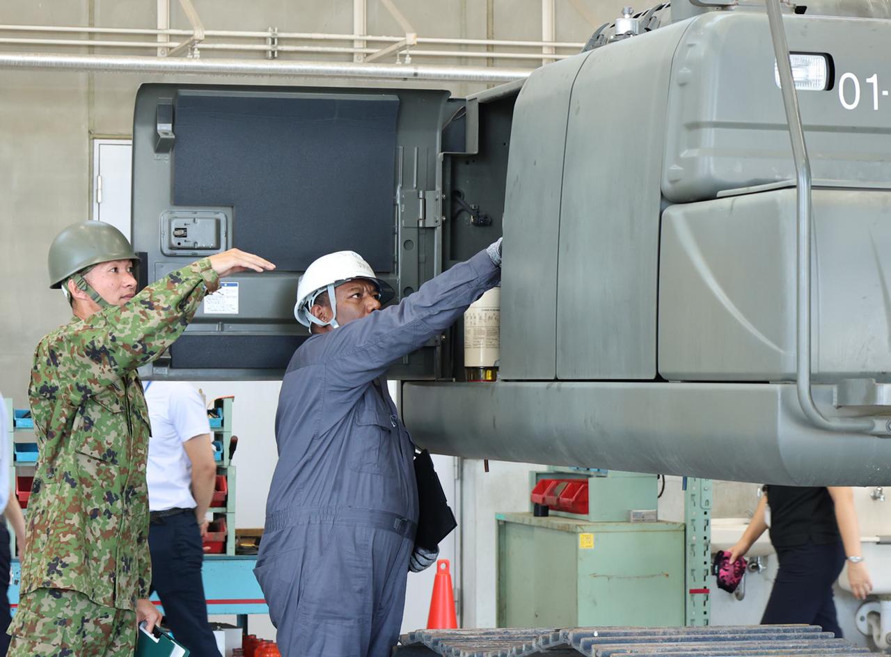 画像: パプアニューギニア国防軍の災害対処能力向上のため、重機類が故障した際の点検法などを教える自衛官