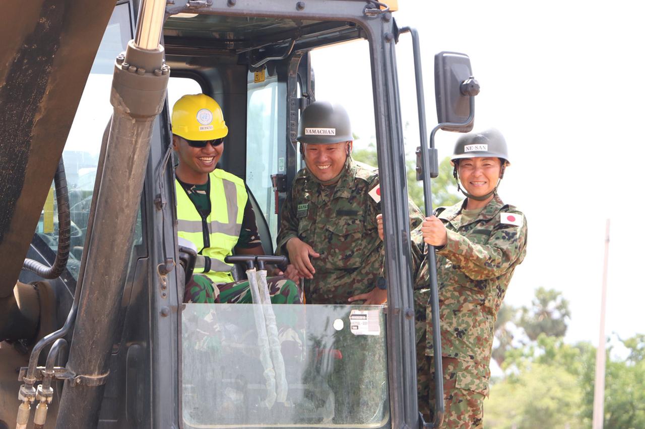 画像: 2025年のカンボジアにおけるTPP事業で工兵隊員（左）に対し重機の操作訓練を実施する自衛官　写真提供／National Centre for Peacekeeping Forces, Mines and ERW Clearance（NPMEC）