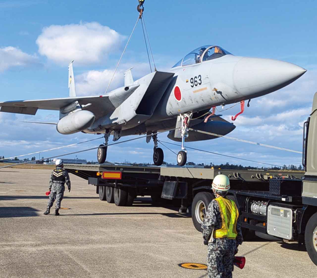 画像: 自走ができない航空機を大型クレーンで吊り上げて回収。あらかじめクレーンの位置を調整し、作業効率も上げていく