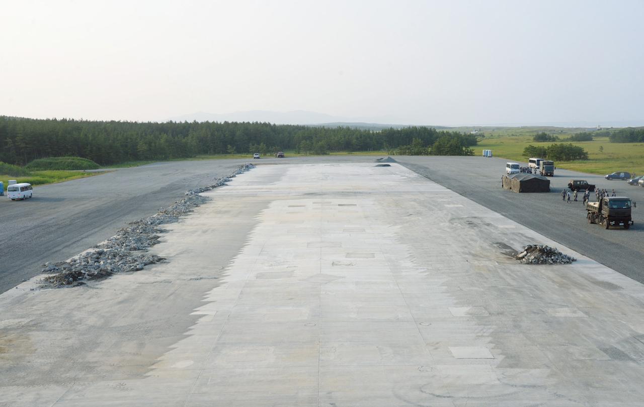 画像1: 被弾して穴だらけの状態から航空機が離着陸できる状態に復旧。表面もきれいに舗装し継続的に使用できる状態を目指す