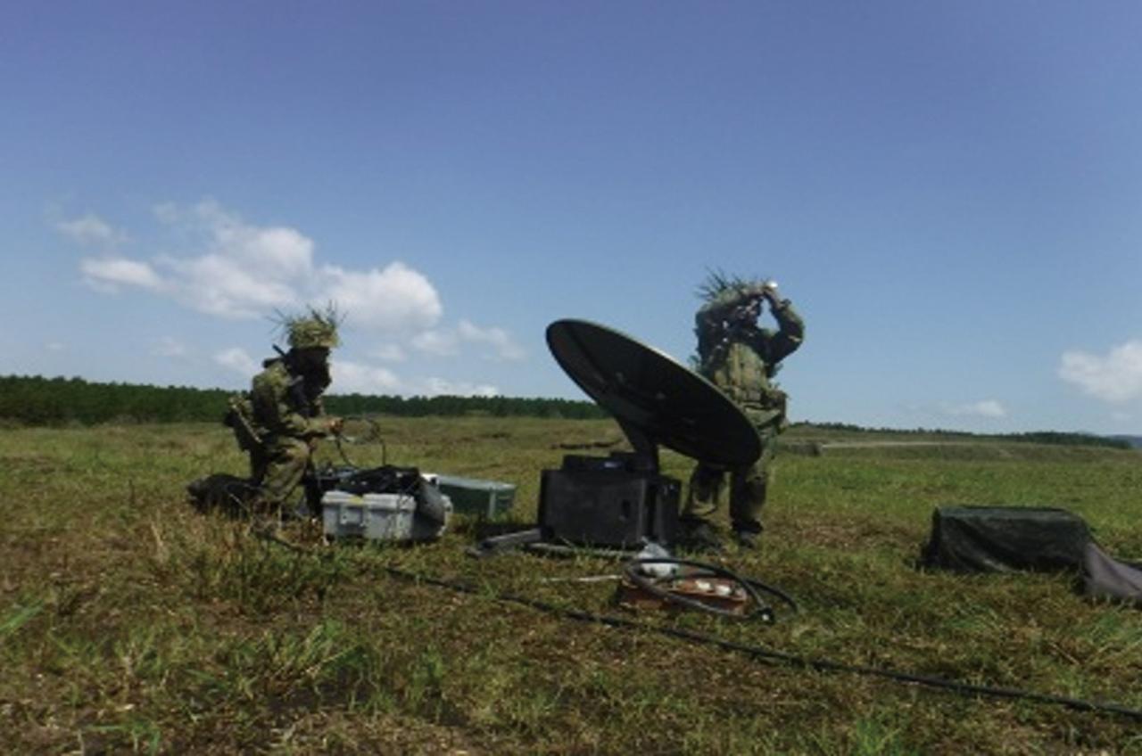 画像: 遮断されたシステム通信ネットワークの復旧が困難な場合、器材を前線に運び新しい通信網を構築し対処することもある