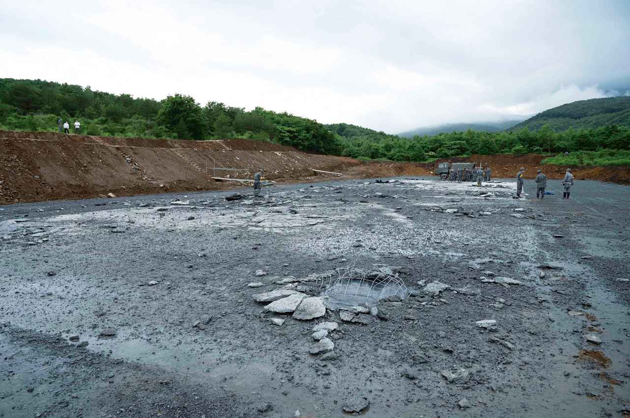 画像: 滑走路復旧の訓練は爆薬を使って模擬の滑走路を爆破し、ミサイル攻撃などを受けた滑走路を再現。弾痕は深さ約3メートルに達することもある　写真／荒井健