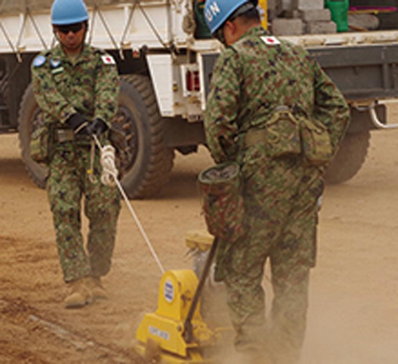 画像: UNMISSにおける自衛隊の道路整備。酷暑のなか、スケジュール通りの計画的な作業が高い評価を受けた