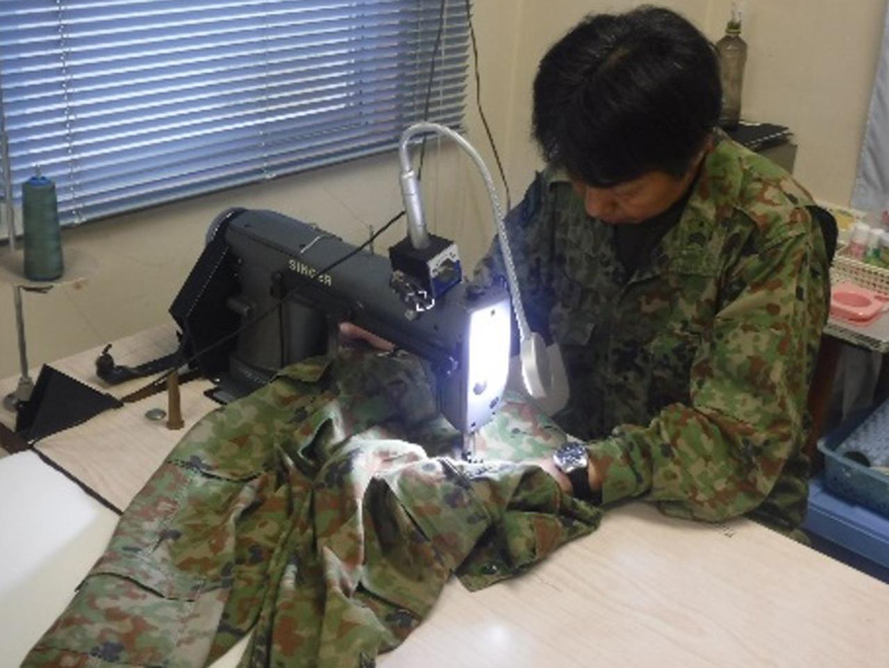 画像: 穴の開いた被服も補修用の生地を使い修繕。被服の復旧は各駐屯地にいる被服整備の隊員が担当する