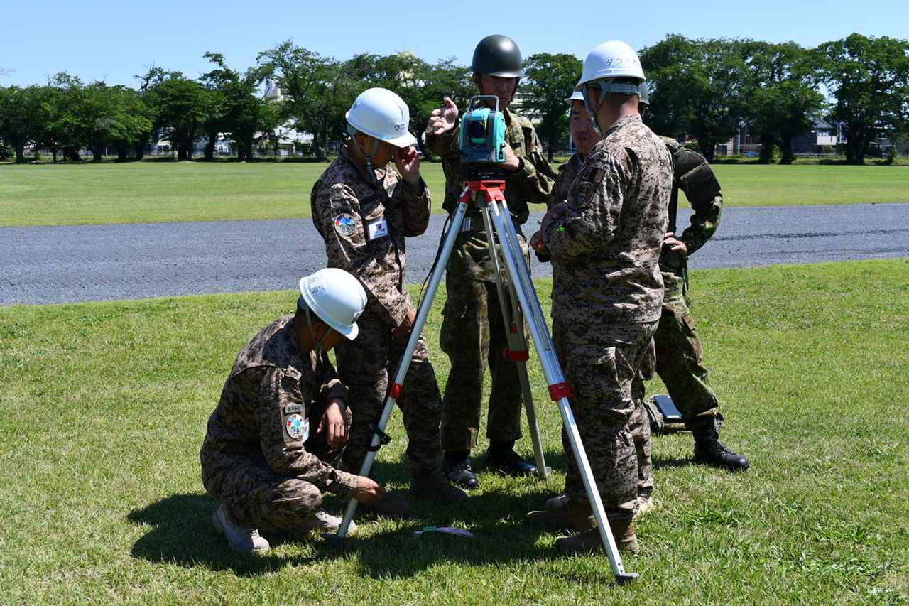 画像: モンゴル軍に対する測量の技術指導。現地のやり方も取り入れながら、自衛隊の測量技術を教える