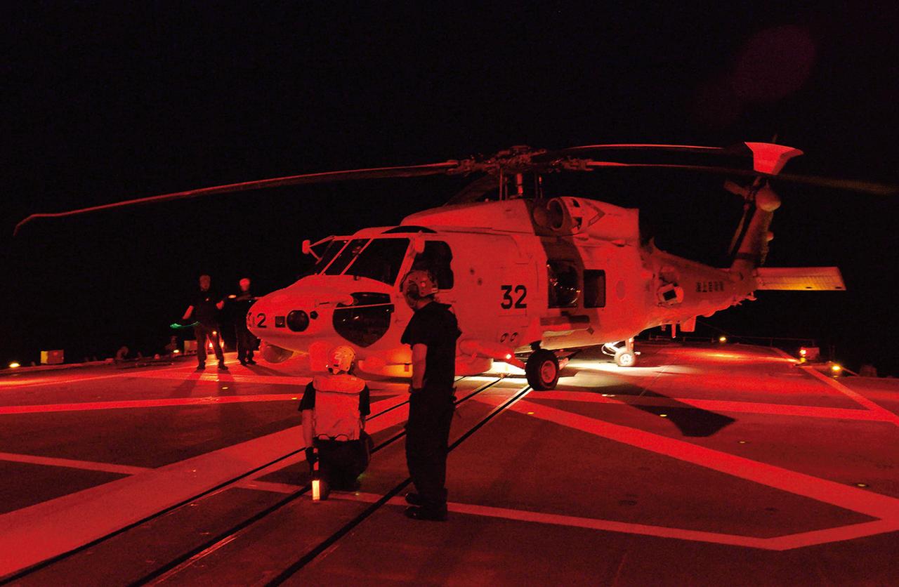 画像: 護衛艦には、哨戒ヘリコプターが離着艦できる飛行甲板がある。夜間や強風時などのさまざまな状況でも訓練する