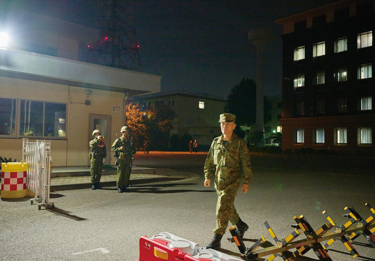 画像: 退庁する駐屯地司令。駐屯地当直司令に所要の指示をした後、警衛や歩哨に見送られながら駐屯地を後にする