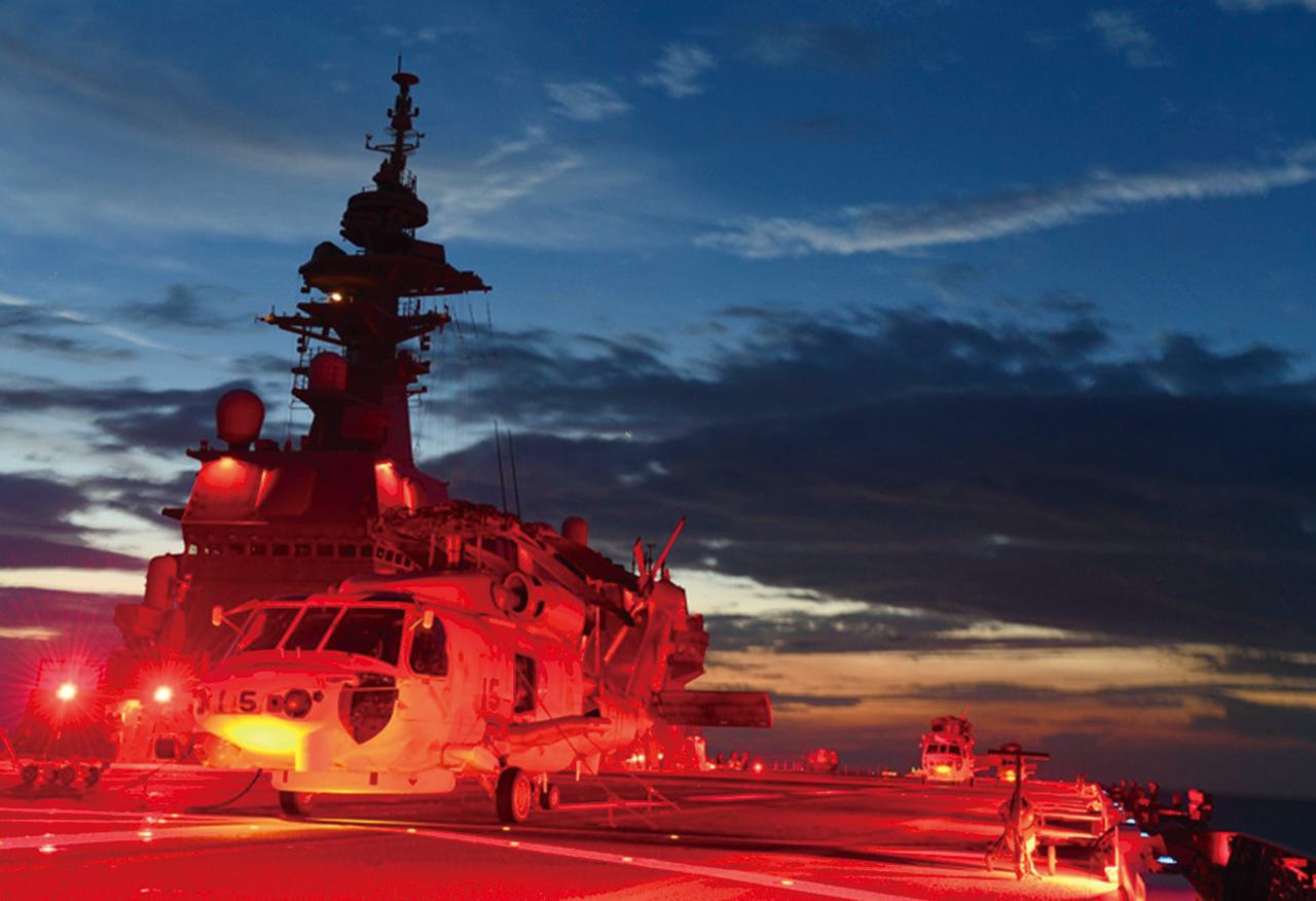 画像: 夜の海を監視する哨戒ヘリコプター(哨戒ヘリコプター)