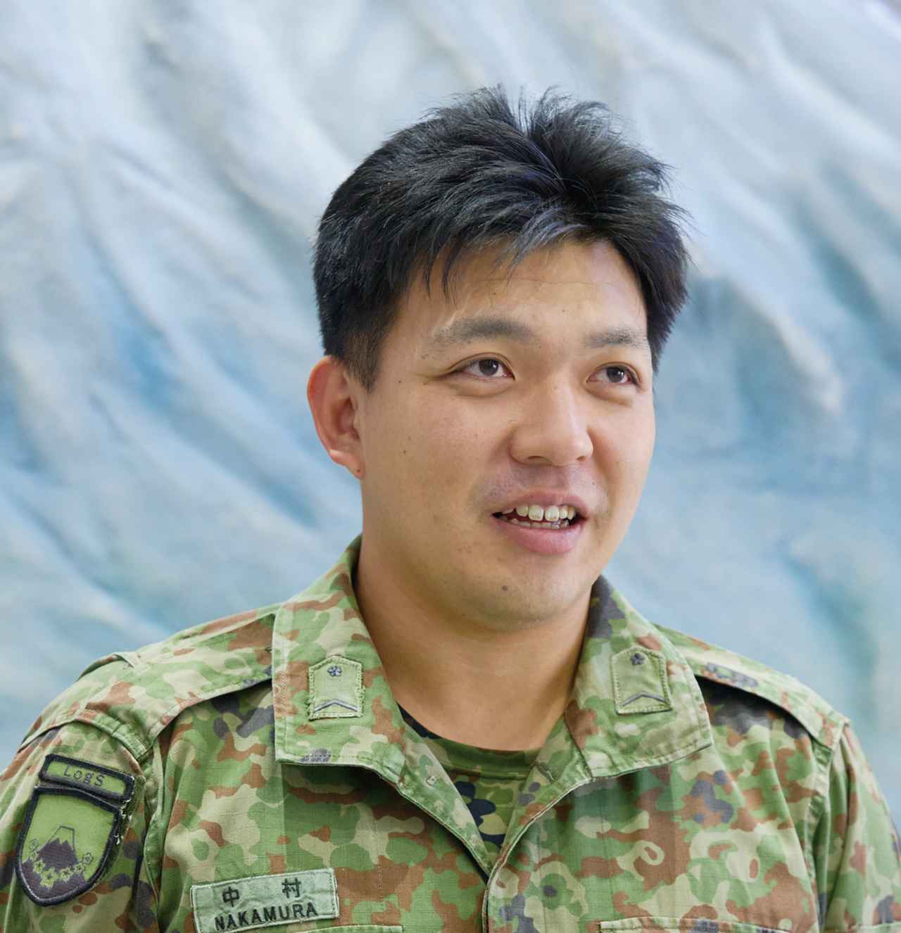 画像: 戦闘部隊を支援する本部の支援を担当する、第1後方支援連隊連隊本部付隊に所属する中村3等陸曹。補佐役である駐屯地当直伝令を担当