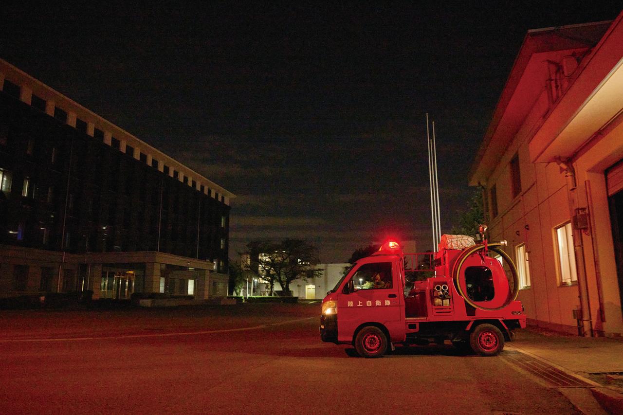 画像: 夜間は消防勤務の隊員が消防車で巡回し、駐屯地内に不審火などがないかを定時に確認している