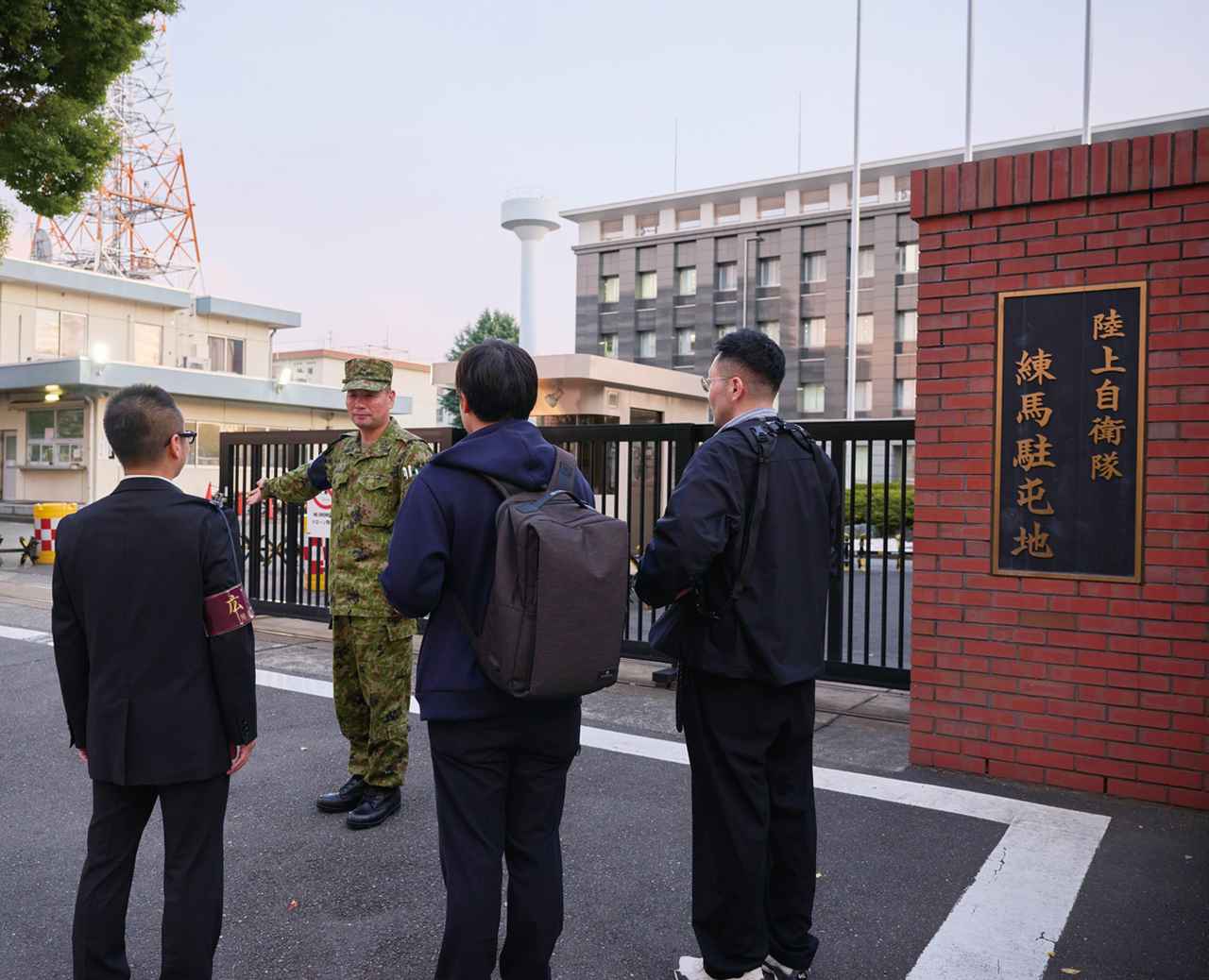 画像: 駐屯地の正門で、入門手続きをするマモルの取材陣。いよいよこれから練馬の長い夜が始まるのだ