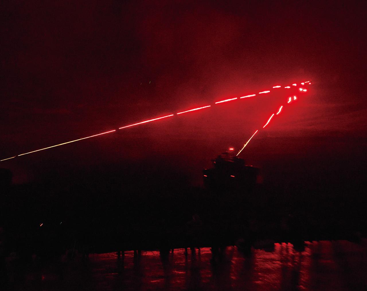 画像: 暗闇で射撃を行う自衛隊車両。夜間は射撃方向が分かるように光る弾薬を使用する