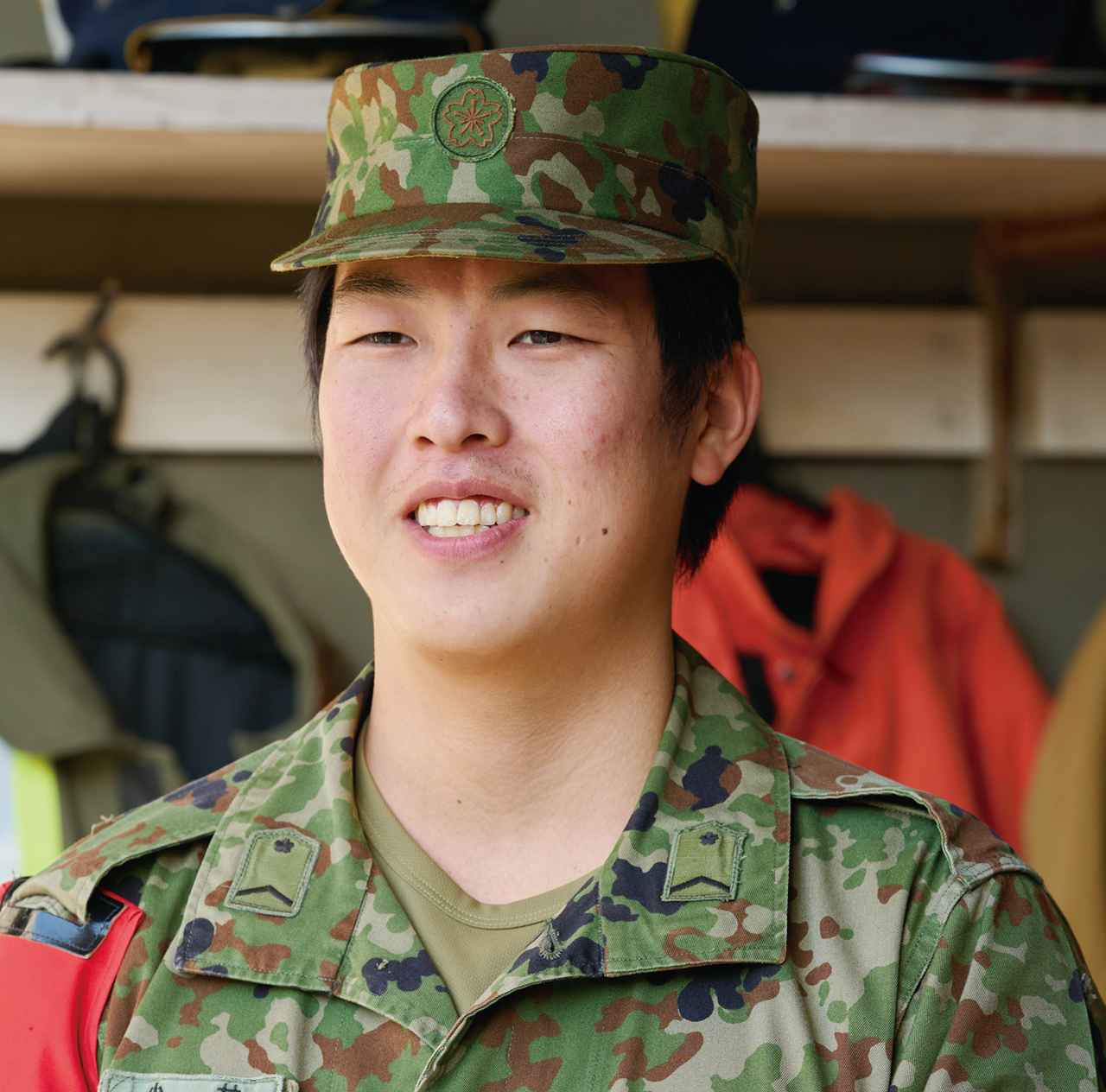 画像: 密着当日、消防班長として勤務していた、小林3等陸曹。駐屯地内で発生しうる火災や事故に備え、夜間を通して緊張感のある任務にあたっていた