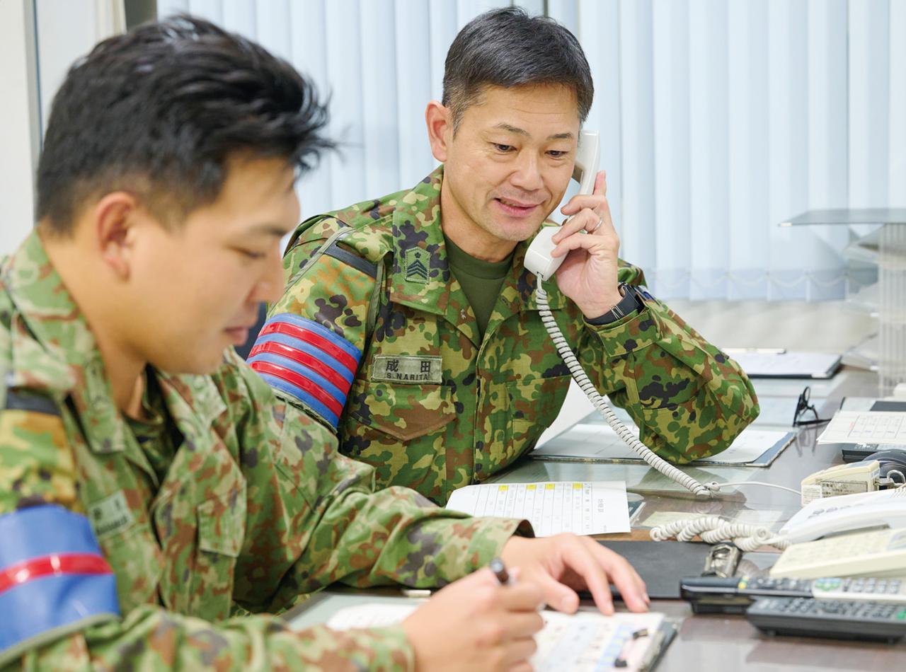 画像: 駐屯地内の各部隊にいる当直勤務者から点呼報告を受ける駐屯地当直副官ら。駐屯地内の全ての隊員の状況を把握する必要がある