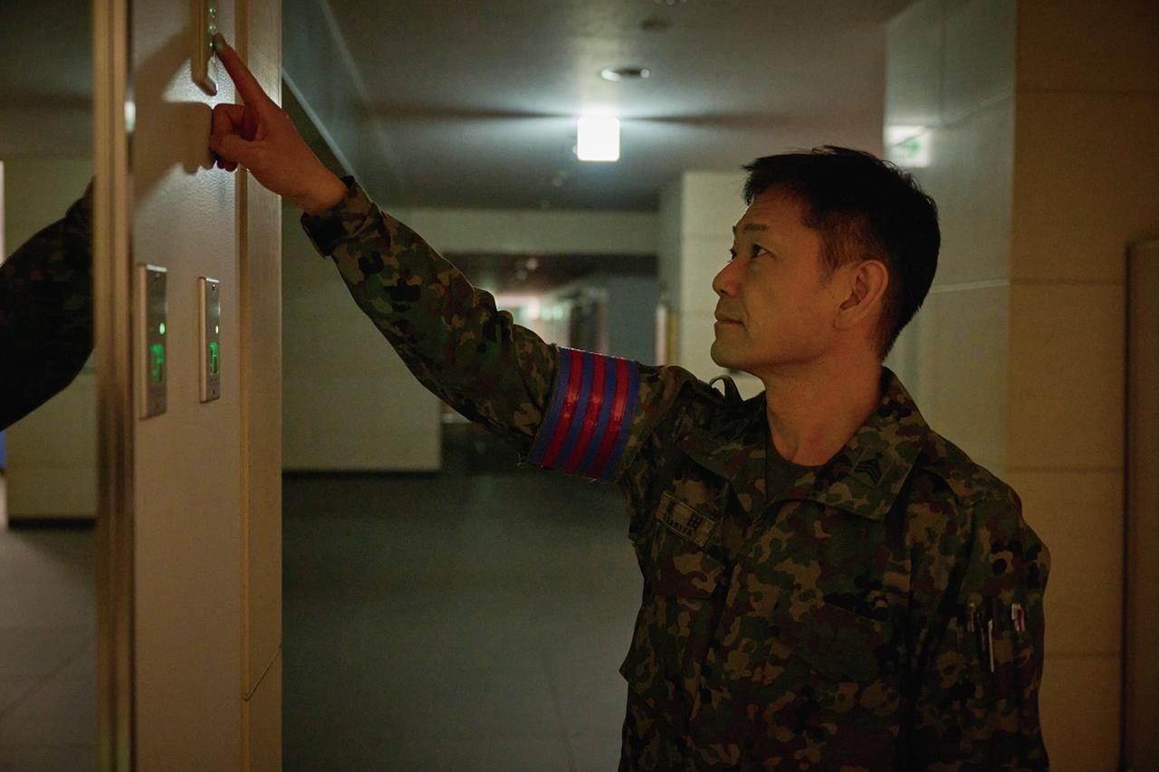 画像: 隊舎の消灯を行うのも駐屯地当直副官の仕事。消灯後は、駐屯地全体が静まり返るが、当直室だけは所要の業務が終了するまで明かりがともり続ける
