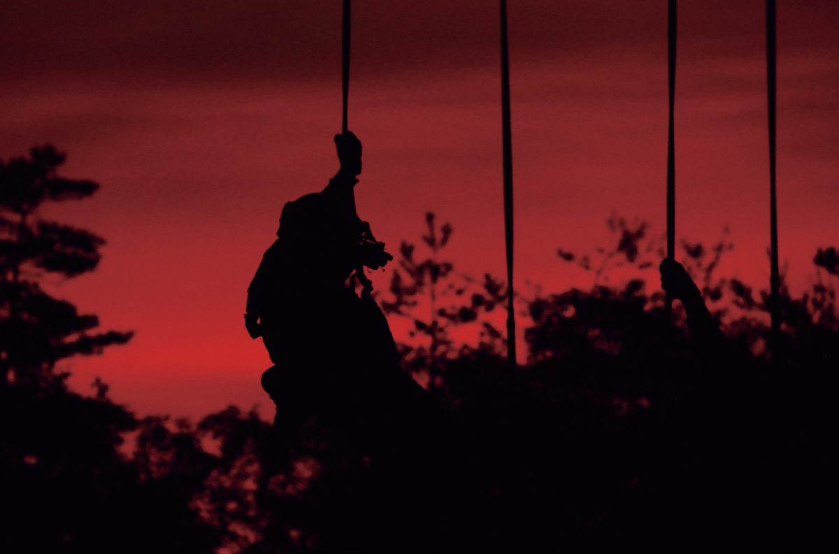 画像: ロープを使い、ヘリコプターから目的地に降下するレンジャー隊員。暗視装置を付け淡々と降下していく