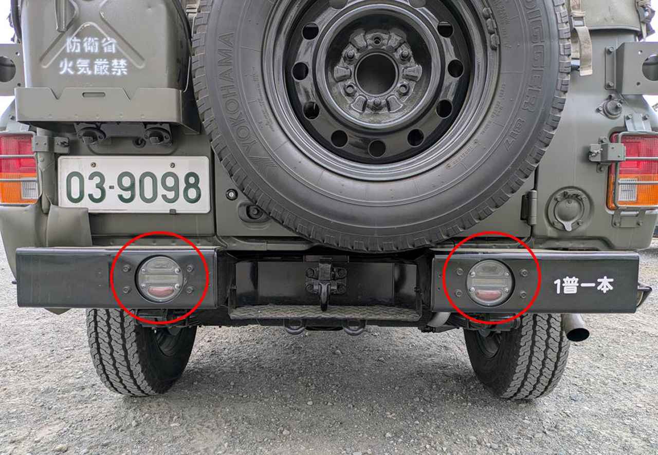 画像: 灯火管制下では、それぞれのテールランプが点灯する。後続車両は、わずかな灯火を頼りに追従し、ライトの見え方で車間距離を測る