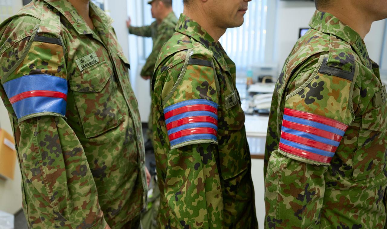 画像: 右から駐屯地当直司令、駐屯地当直副官、駐屯地当直伝令