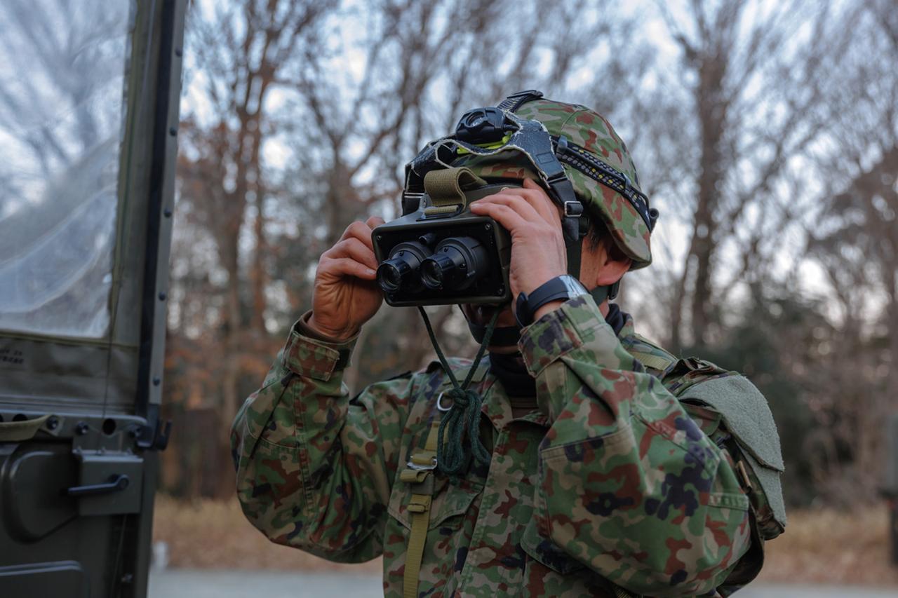 画像: 暗視眼鏡を着ける隊員。夜間でも視界を確保できるが、視野が狭くなるため慣れが必要