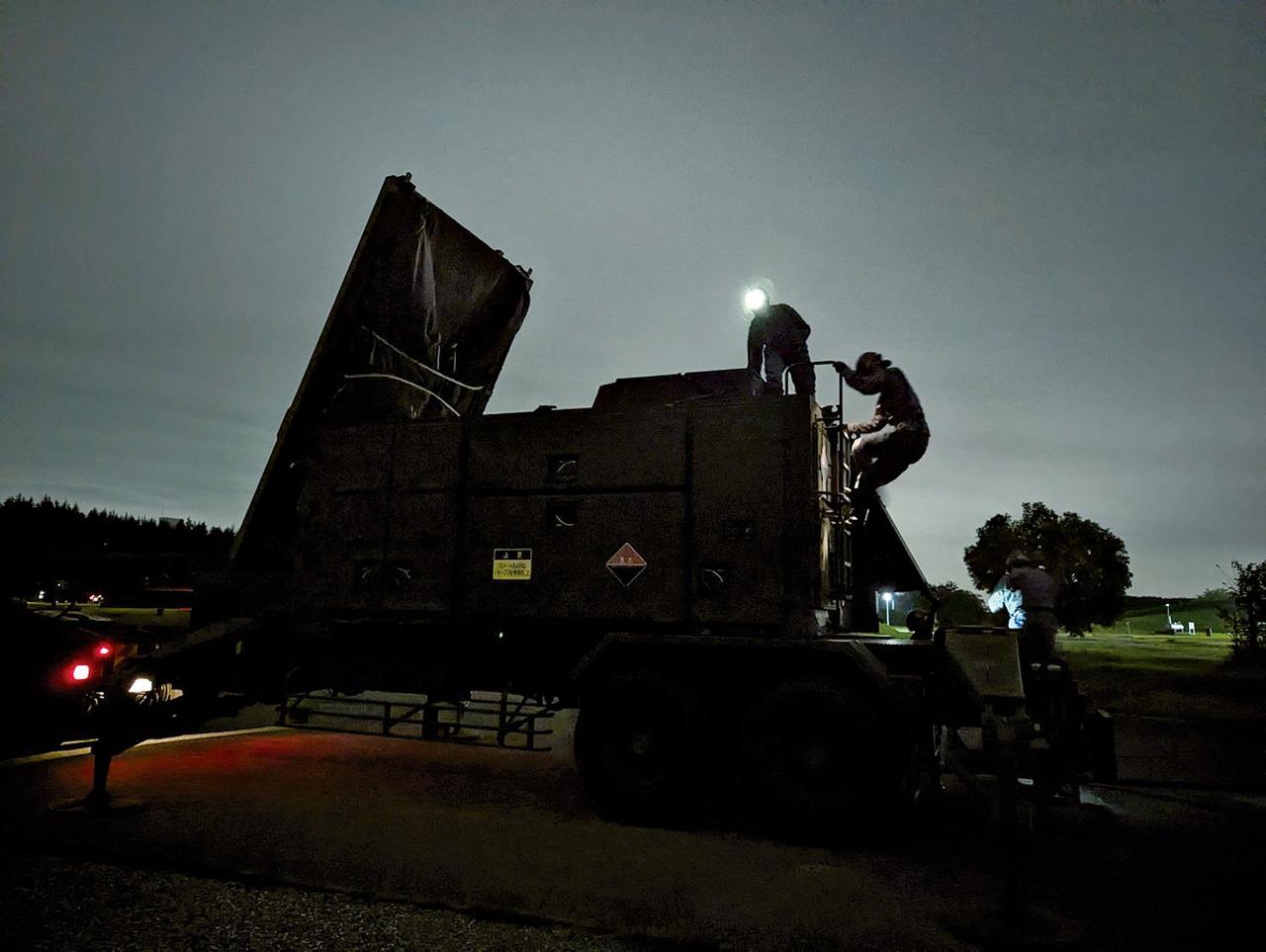 画像: 視界がきかない夜間でも訓練を行う高射部隊の隊員ら。迅速な展開を目指して、日々研さんを重ねている