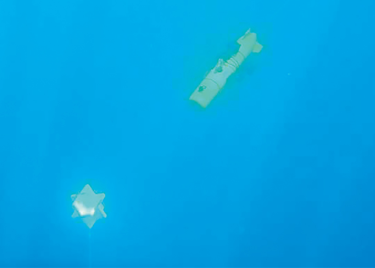 画像: ⑦水中を自走するEMD（写真上）が機雷（写真下）に近づいた（写真は今回の訓練のものではありません）