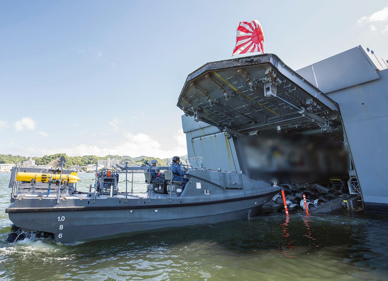 画像: ②USVに掃海員が2人搭乗し、後ろ向きで『もがみ』から出航した