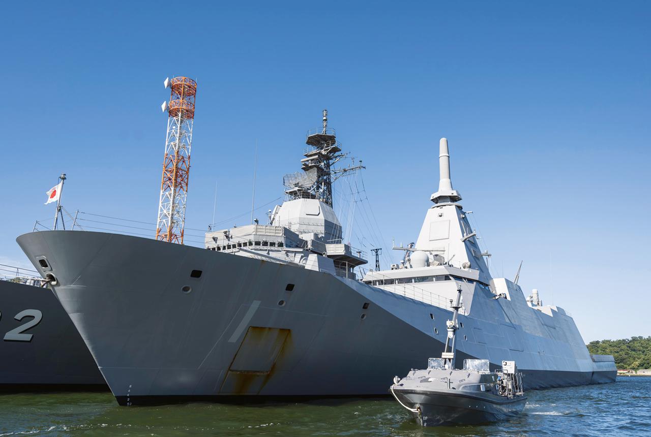 画像: 母艦『もがみ』がコントロールしてさっそうと無人航走するUSV。これまで命がけだった機雷処分の道を安全に切り開く装備品だ