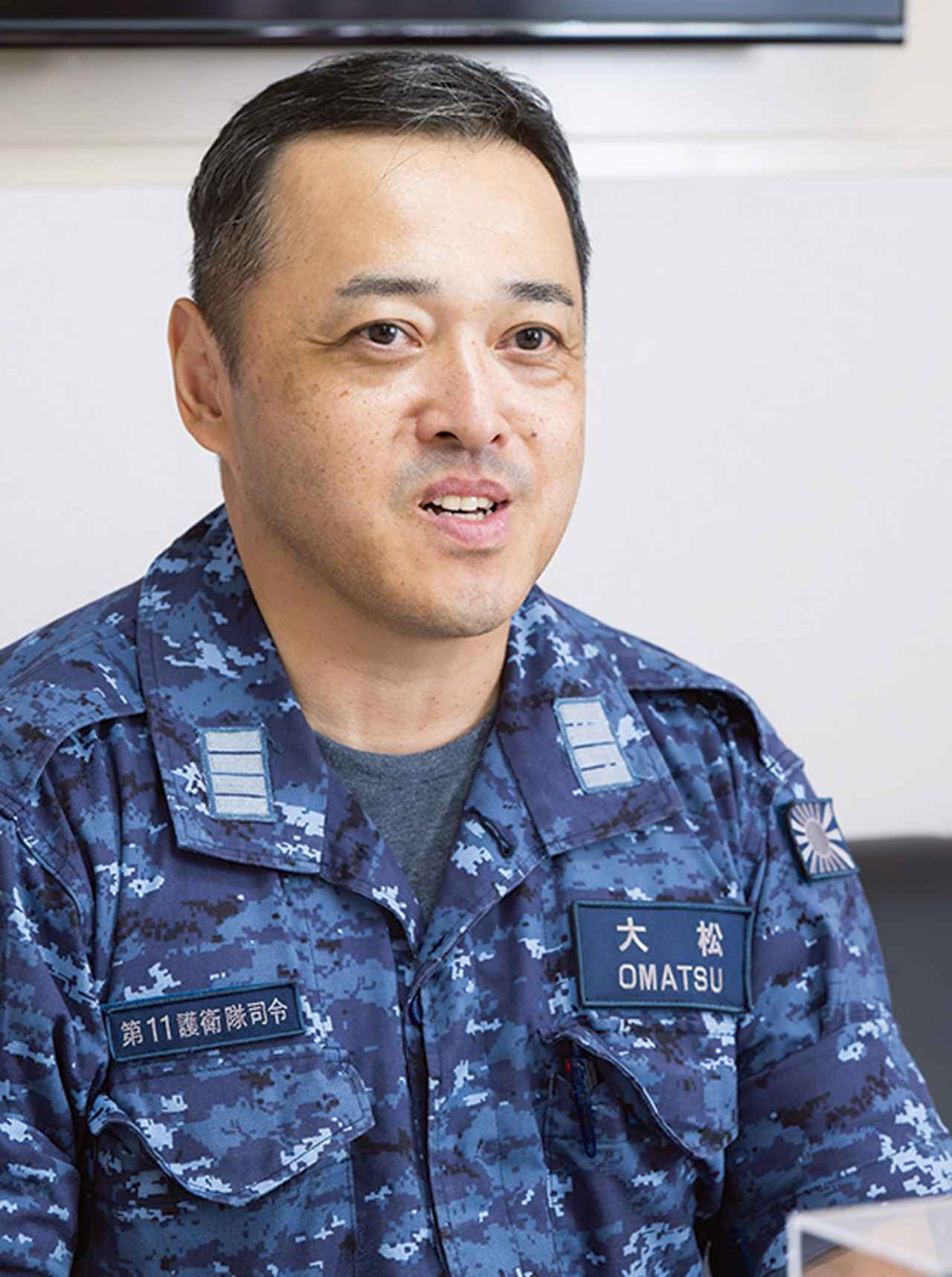 画像: 護衛艦『ゆうぎり』と『あまぎり』、『もがみ』、『くまの』の部隊運用を統括する大松1佐。「多様な任務に対応するため、訓練を通じ、4艦の乗員の技量を向上させる努力をしています」
