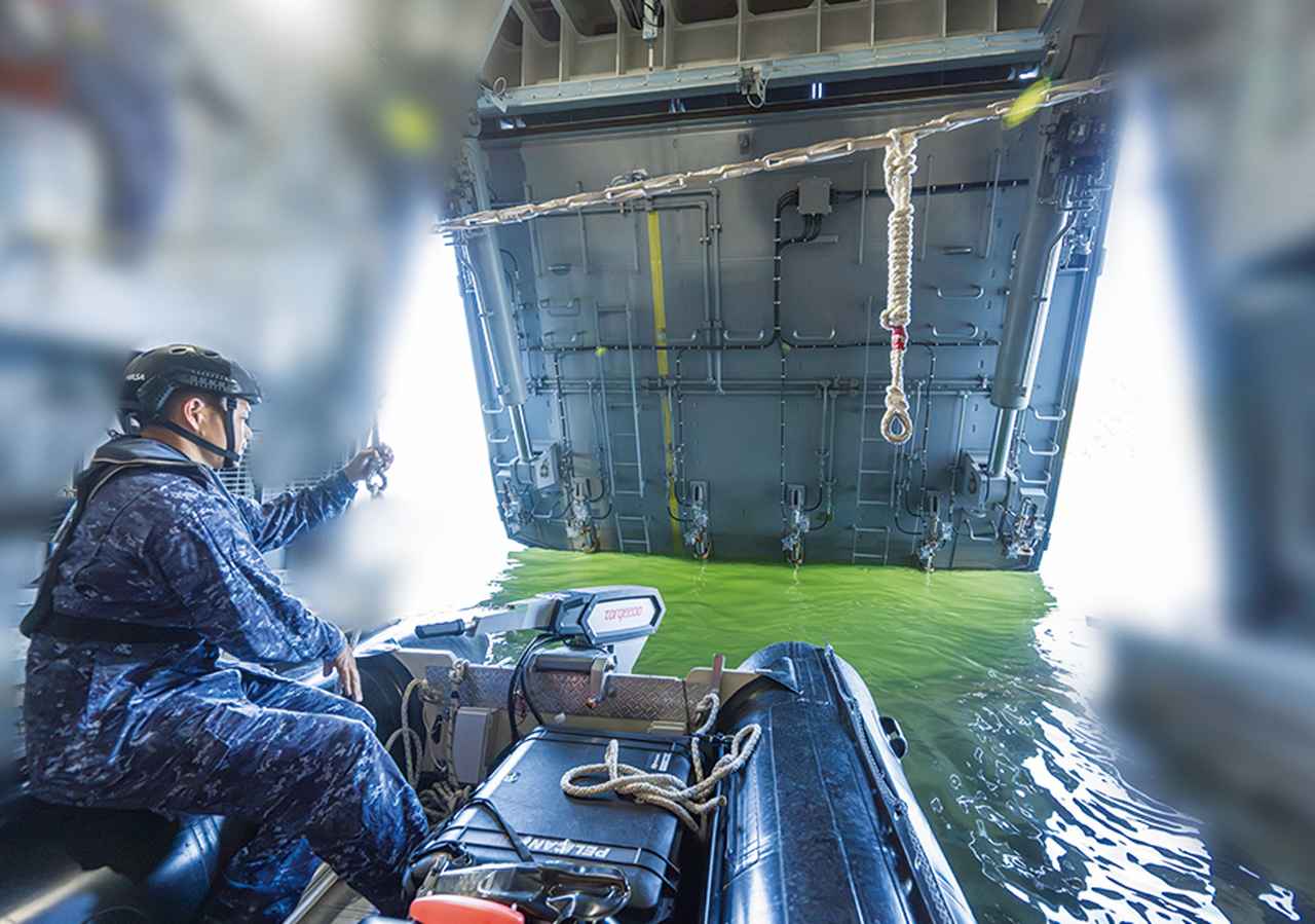 画像: ①後部ゲートが開き、処分艇（通称ベイビー）が海上へ出ていく