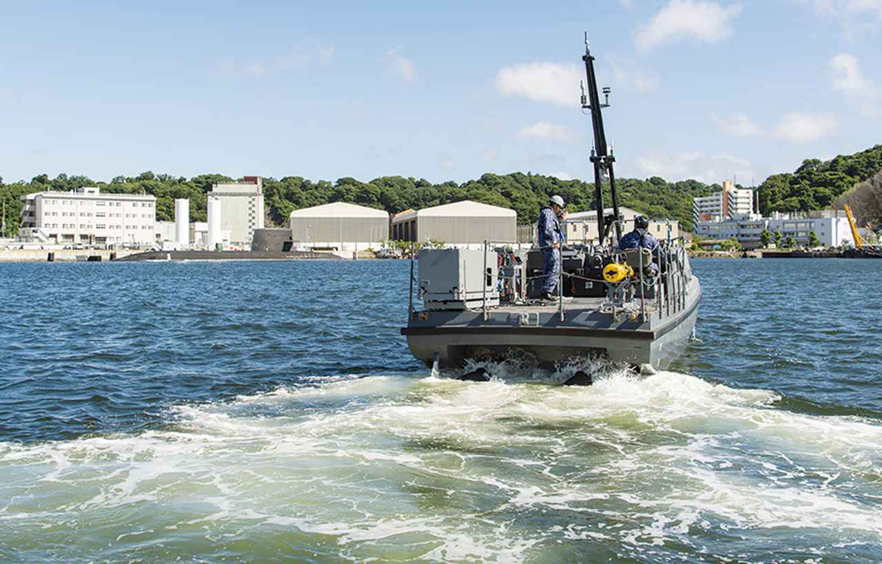 画像: ③機雷があるとされる海域の近くまでUSVを航行させる