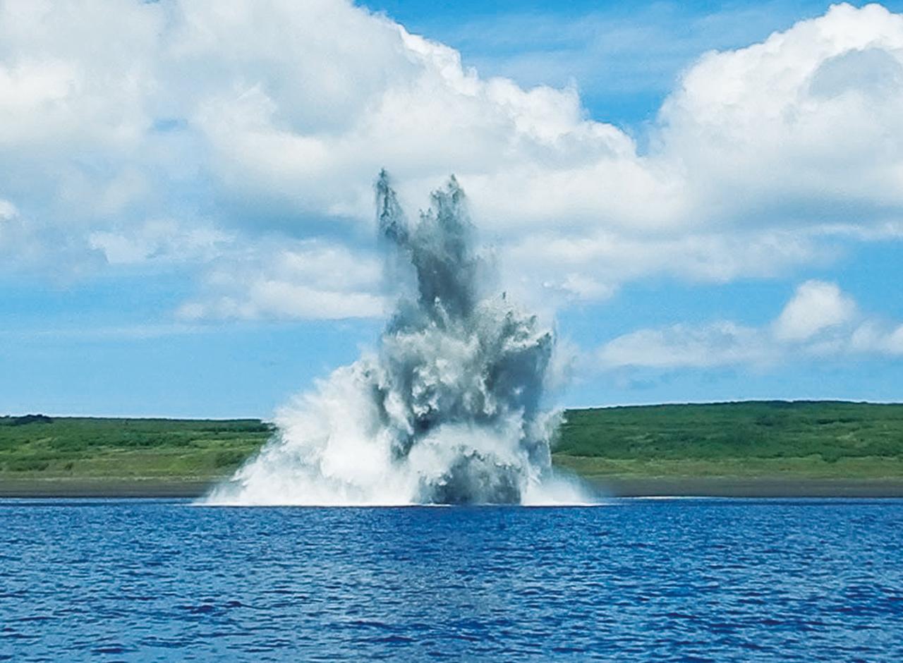 画像: ⑨見事に機雷を処分し、大きな水柱があがった（写真は今回の訓練のものではありません）