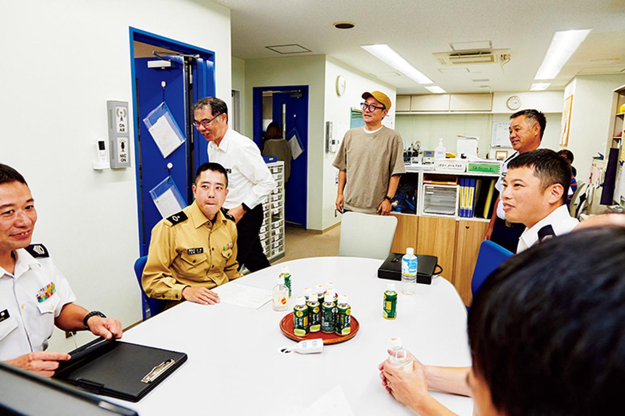 画像: 録音ブースの横の控室で自分の出番を待つ。最初は静かだが、収録が進むうちに和やかな雰囲気に