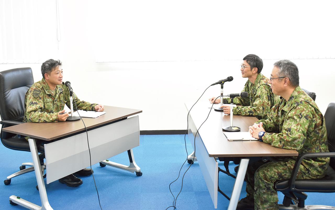 画像: メイン・パーソナリティーを務める、白石2曹の収録風景。あえて完璧な台本を作成せず、ゲストが伝えたいことや話の流れを大切にして、番組を制作しているという