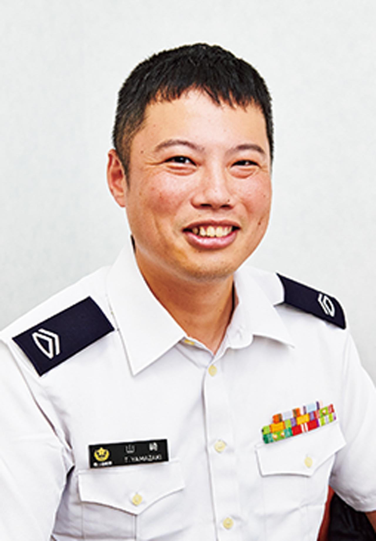 画像: 募集課募集係にて採用試験や入隊に関する業務を行う山崎2曹。職種は施設科