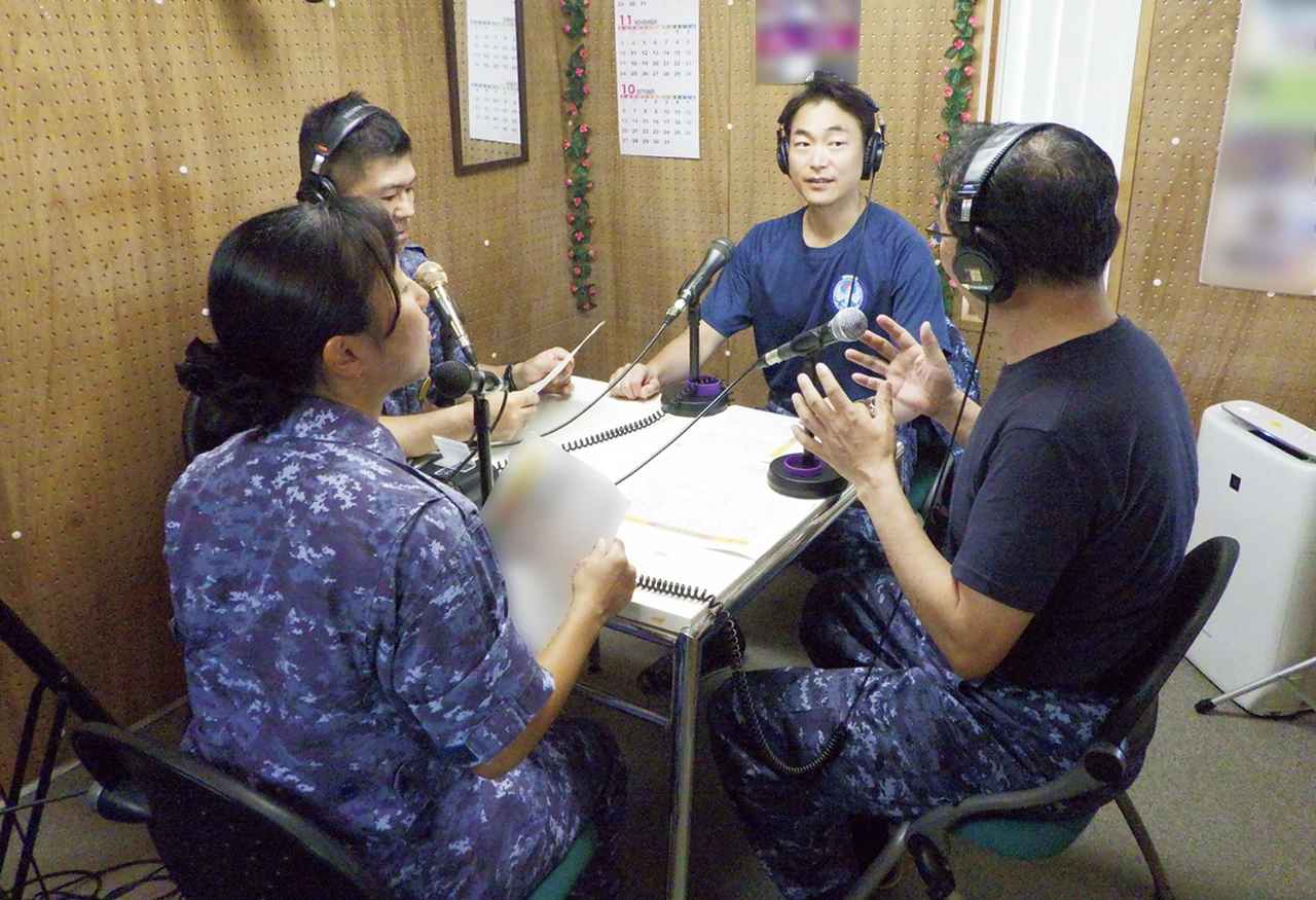 画像: ラジオ局(FM21)で収録されている「美ら海の防人」。有志の隊員や事務官らとともに番組を盛り上げる