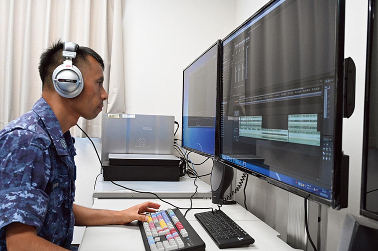 画像: 番組の収録後、音量の調整やBGMの挿入など、編集作業を行うのも自衛官だ
