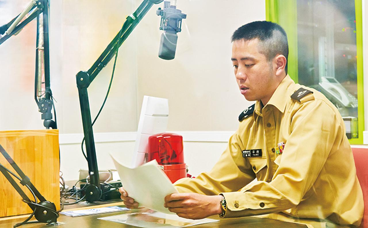 画像: あらかじめ用意した原稿をスナオ氏と確認する隊員。収録では棒読みにならないよう気を付けるという