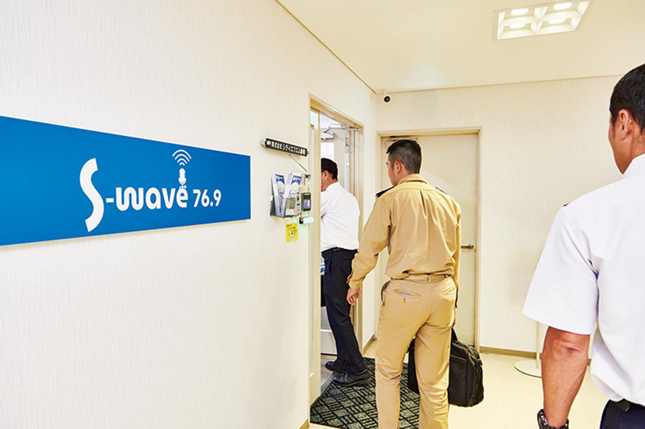 画像: 収録時間に集まる隊員ら。皆やや緊張した面持ちでスタジオ入りしていた