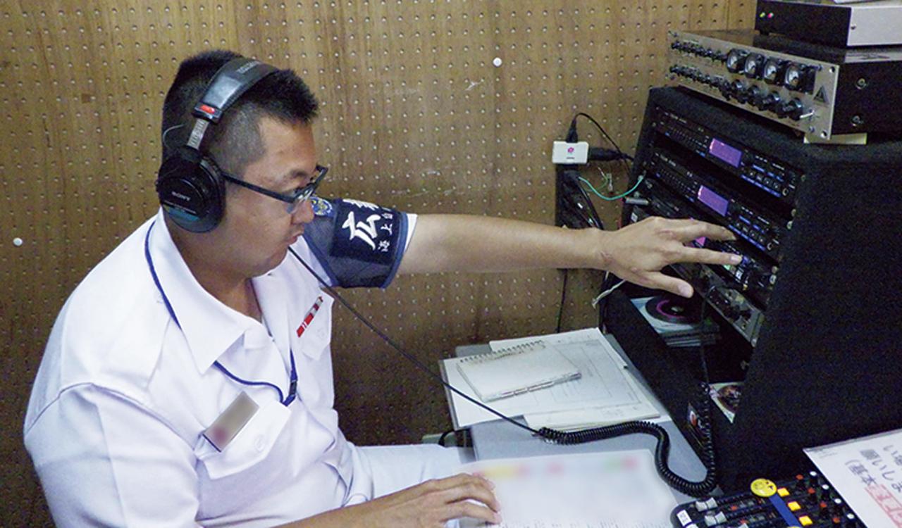 画像: 収録中に使用するマイクや出演者が着けるヘッドホンなど、音響機器を操作するのも自衛官だ