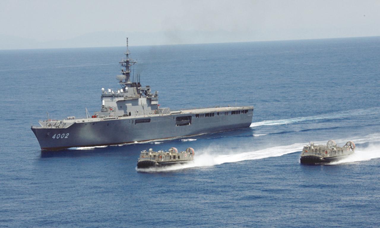 画像: 輸送艦『しもきた』は、LCAC（写真手前）と呼ばれるホバークラフト2艇を搭載できる