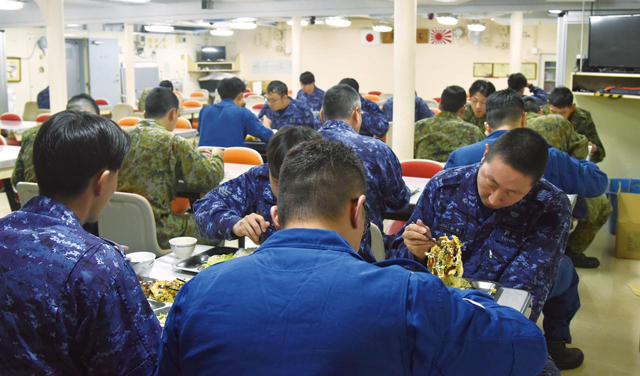 画像: 隊員食堂は、1度に100人ほどが食事をできる広さ。陸上自衛官も乗艦することがあり、みんなでわいわい楽しく過ごせる場になっている