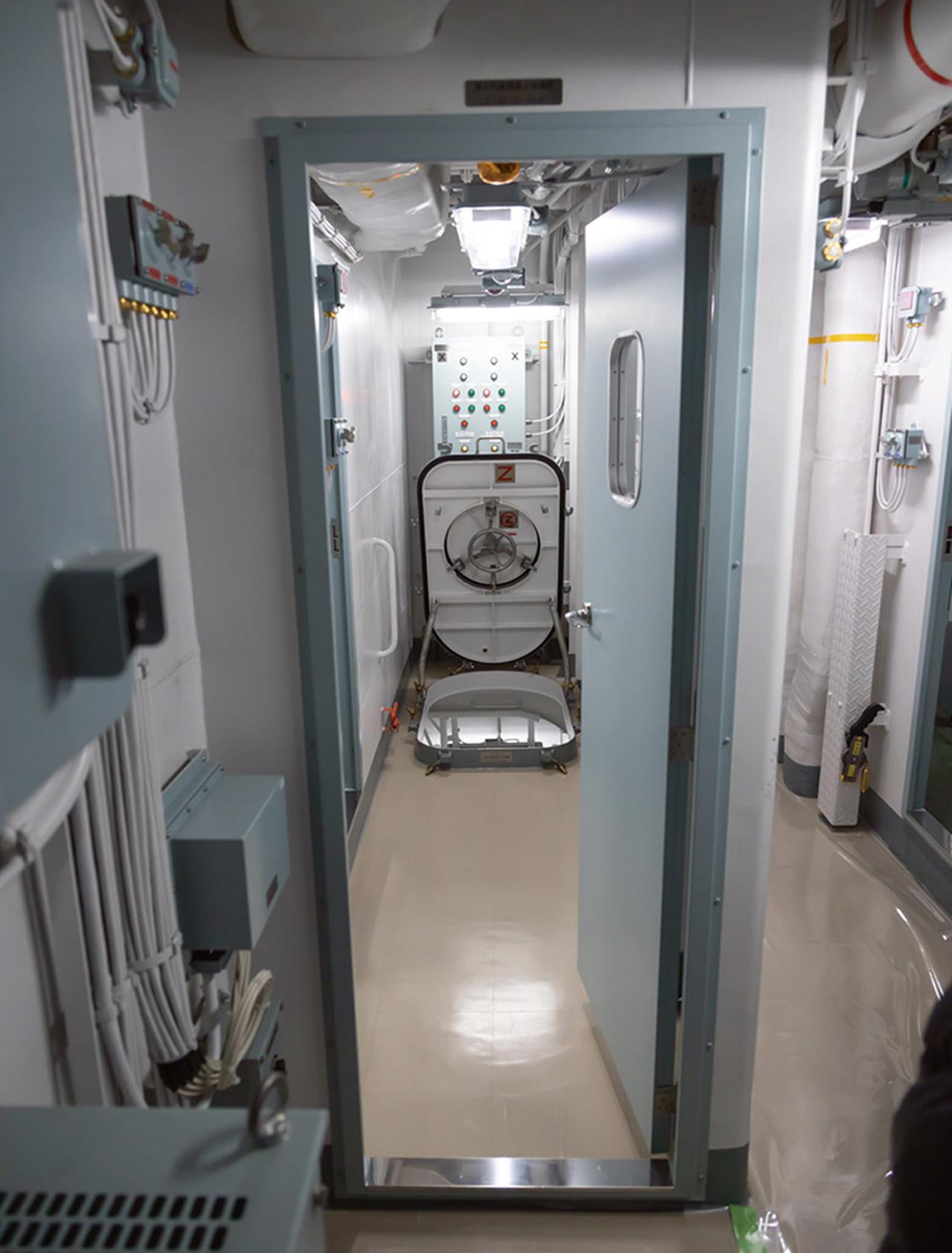 画像: 『もがみ』の居住区画は、女性隊員のためのエリアが完全に区切られている。写真は女性区画の入り口。居室（ベッドルーム）やトイレなどがあり、男性隊員は入れない