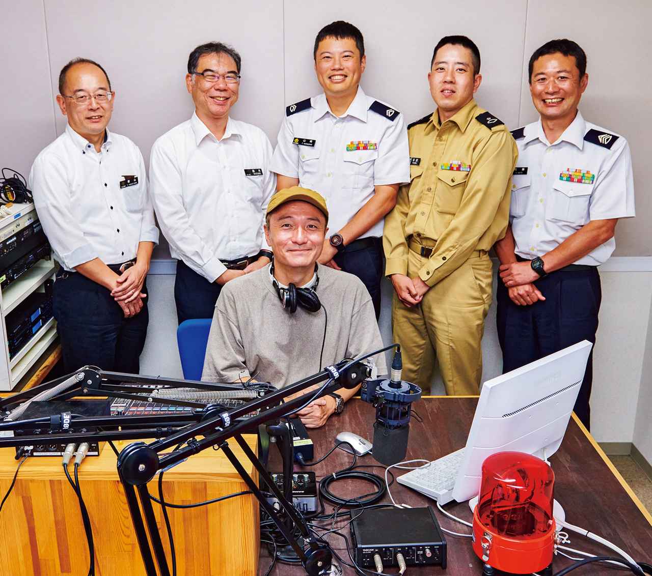 画像: この日出演した3人の隊員と2人の事務官、そしてパーソナリティーのスナオ氏。収録後なので、達成感からなのかみんなニッコリ笑顔だ