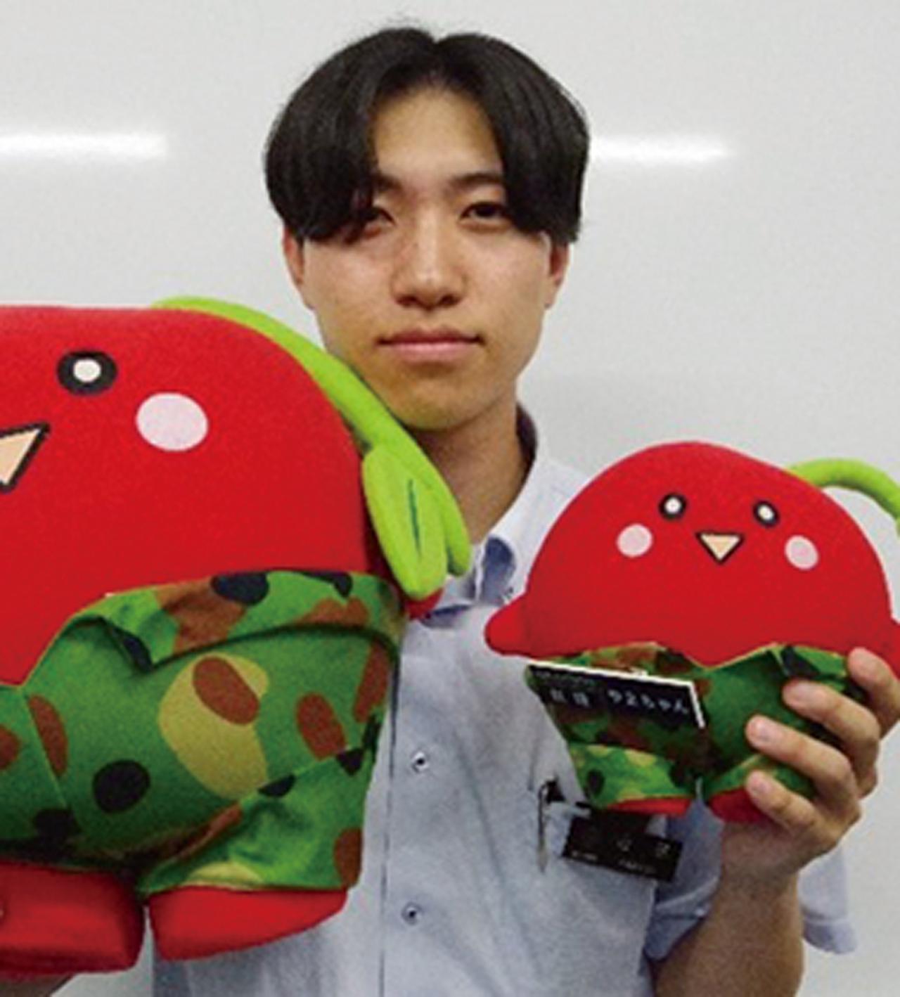 画像: 山形地本の募集課広報班で勤務している山田事務官。各種イベントの実施やSNSの運用などを担当