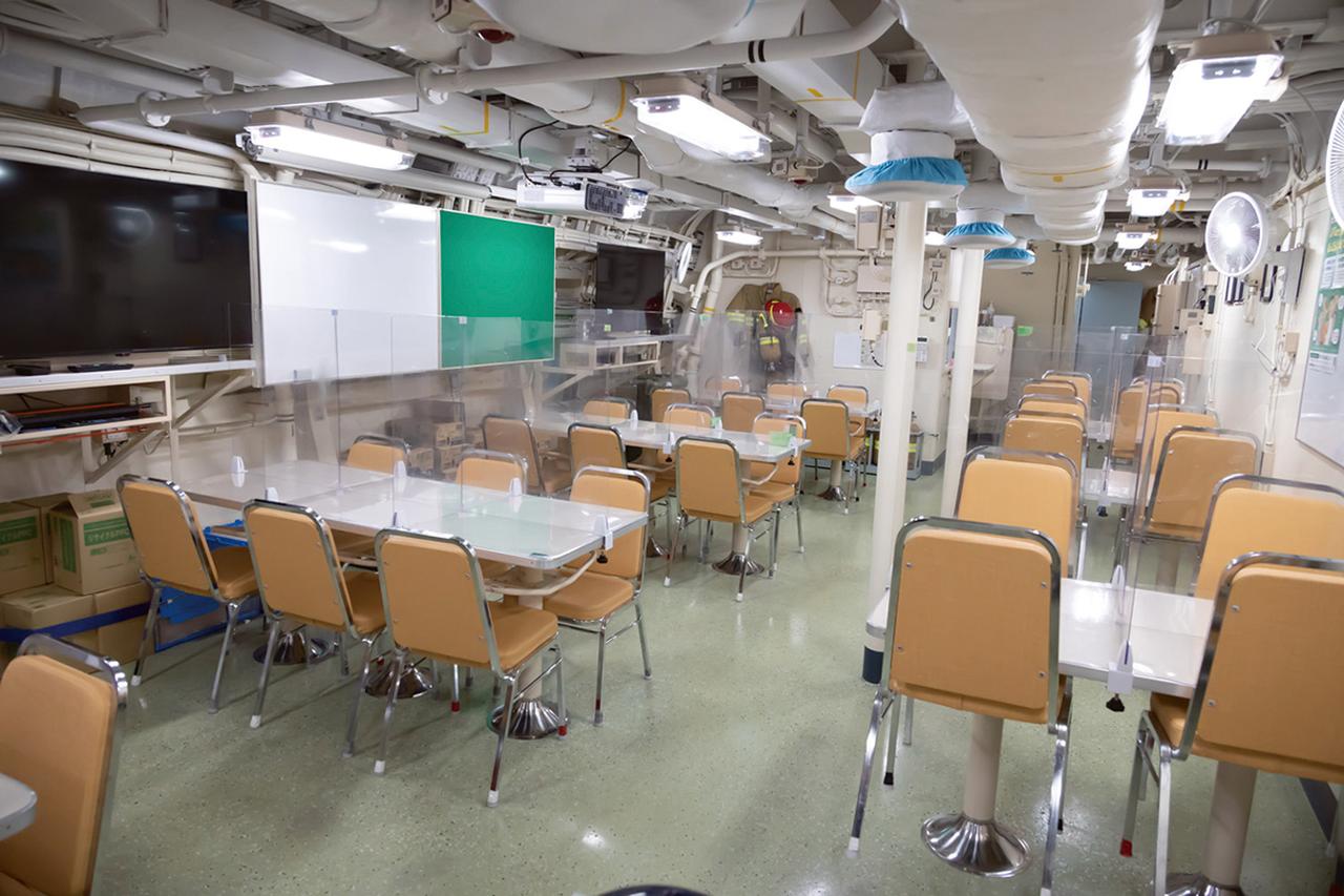 画像: 『もがみ』の食堂。省スペース化のため、全員が同じ食堂で食事をとる。従来の艦艇では、幹部と曹士は別々の部屋で食事をとっていた