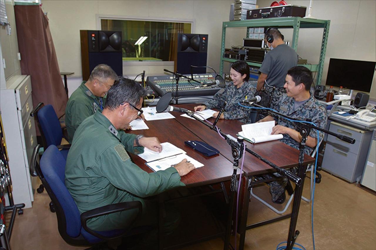 画像: サザンウィングでの収録の様子。パーソナリティーだけでなく、音響スタッフも自衛官だ