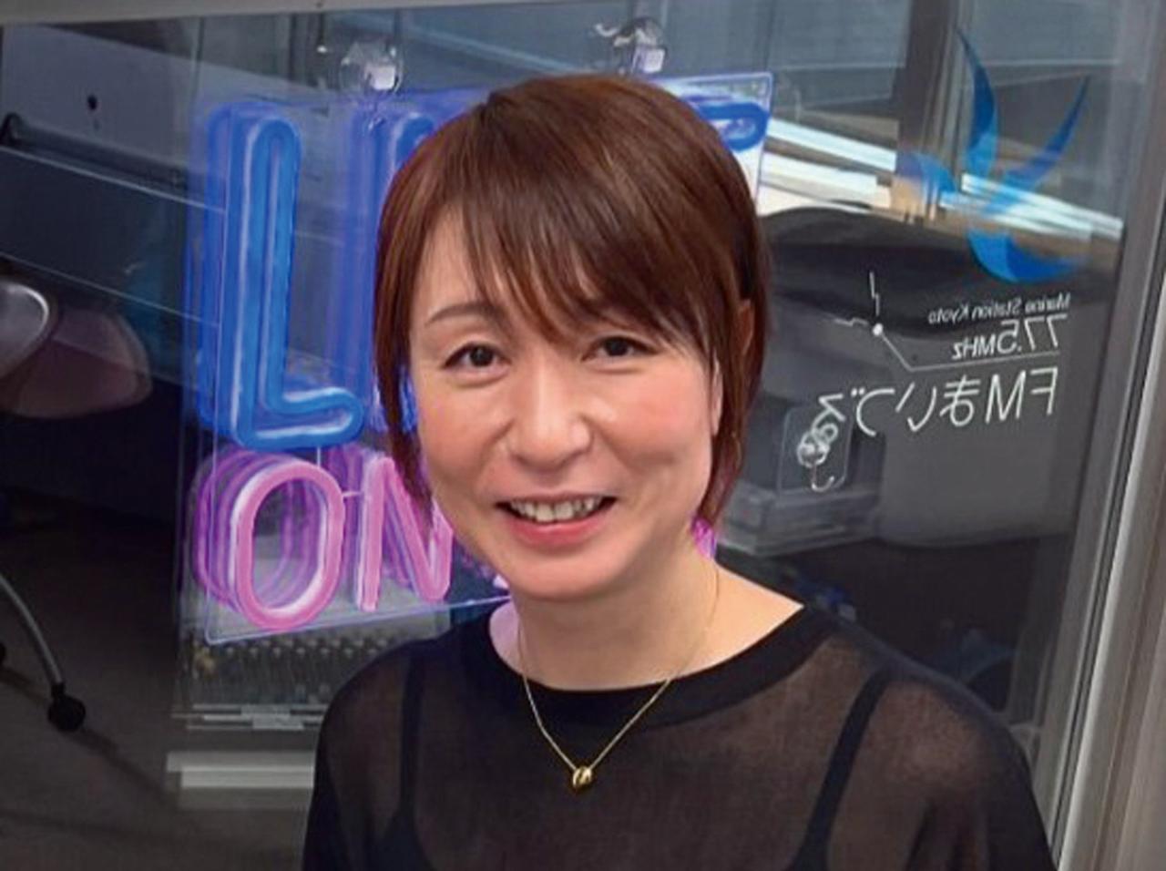 画像: 奥野あかり氏 1971年、大阪府出身。2016年にFMまいづるが開局した当初から『海自まい日記』のパーソナリティーを務める